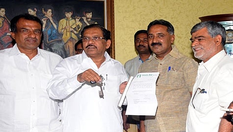 ಜಿ. ಪರಮೇಶ್ವರ್ಗೆ ಕೀಲಿಕೈ ಹಸ್ತಾಂತರ