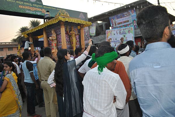 ಮೊಬೈಲ್ ಕ್ಯಾಮರಾಗಳಲ್ಲಿ ಮೆರವಣಿಗೆ ಕ್ಯಾಪ್ಚರ್!