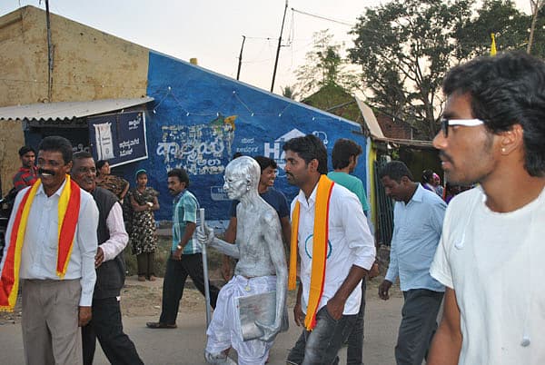 ಸಮ್ಮೇಳನಕ್ಕೆ ಬಂದ ಗಾಂಧಿ