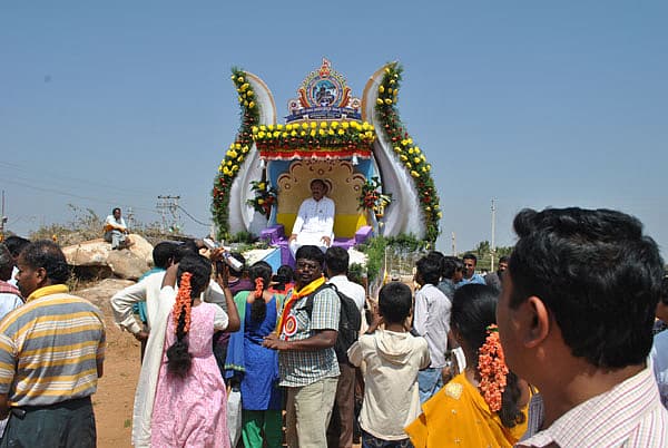 ಅಧ್ಯಕ್ಷರ ಮೆರವಣಿಗೆಯ ಎತ್ತಿನ ಗಾಡಿಯಲ್ಲಿ ಕೂರುವ ಸುಖ!