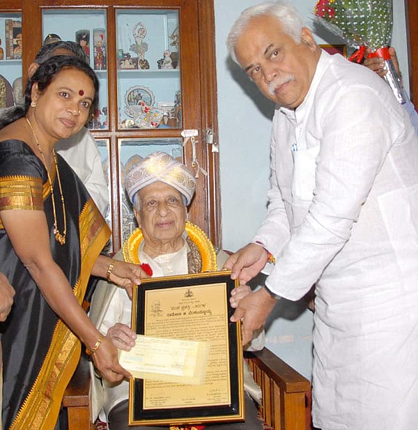 ನಿಘಂಟು ತಜ್ಞ ಪ್ರೊ. ವೆಂಕಟಸುಬ್ಬಯ್ಯನವರಿಗೆ ಬೆಂಗಳೂರಿನ ಅವರ ನಿವಾಸದಲ್ಲಿ ಬುಧವಾರ 2014ನೇ ಸಾಲಿನ ಪಂಪ ಪ್ರಶಸ್ತಿ ಪ್ರದಾನ ಮಾಡಲಾಯಿತು. ಸರ್ಕಾರದ ಪರವಾಗಿ ಸಚಿವರಾದ ಆರ್.ವಿ.ದೇಶಪಾಂಡೆ, ಉಮಾಶ್ರೀ ಪ್ರಶಸ್ತಿ ನೀಡಿ ಗೌರವಿಸಿದರು.