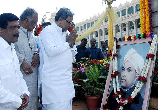 ಮಾಜಿ ಮುಖ್ಯಮಂತ್ರಿ ದಿ.ಕೆಂಗಲ್ ಹನುಮಂತಯ್ಯ ಅವರ 107ನೇ ಜನ್ಮ ದಿನಾಚರಣೆ ಅಂಗವಾಗಿ ಸಿಎಂ ಸಿದ್ದರಾಮಯ್ಯ, ವಿಧಾನಸೌಧದ ಪಶ್ಚಿಮ ದ್ವಾರದಲ್ಲಿರುವ ಕೆಂಗಲ್ ಪ್ರತಿಮೆ ಬಳಿ ಅವರ ಭಾವಚಿತ್ರಕ್ಕೆ ಮಂಗಳವಾರ ಪುಷ್ಪನಮನ ಸಲ್ಲಿಸಿದರು.