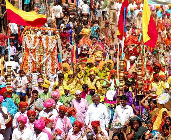 <b>ಚಾಲುಕ್ಯೋತ್ಸವ:</b> ಕನ್ನಡ ಮತ್ತು ಸಂಸ್ಕೃತಿ ಇಲಾಖೆ ಹಾಗೂ ಪ್ರವಾಸೋದ್ಯಮ ಇಲಾಖೆ ಬಾಗಲಕೋಟೆಯ ಬಾದಾಮಿಯಲ್ಲಿ ಆಯೋಜಿಸಿದ್ದ ಚಾಲುಕ್ಯ ಉತ್ಸವದಲ್ಲಿ ಶುಕ್ರವಾರ ಪಾಲ್ಗೊಂಡಿದ್ದ ಜನಸ್ತೋಮ.