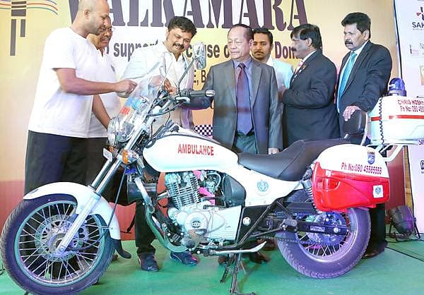 ರಾಜ್ಯದಲ್ಲೇ ಪ್ರಥಮ ಬಾರಿಗೆ ಬೆಂಗಳೂರಿನ ಕ್ರಿಶ್ ಆಸ್ಪತ್ರೆ ಬೈಕ್ ಆಂಬುಲೆನ್ಸ್ ಸೇವೆ ಆರಂಭಿಸಿದ್ದು, ಆಸ್ಪತ್ರೆ ಆವರಣದಲ್ಲಿ ಶನಿವಾರ ನಡೆದ ಕಾರ್ಯಕ್ರಮದಲ್ಲಿ ರಾಜ್ಯ ಪೊಲೀಸ್ ಮಹಾ ನಿರ್ದೇಶಕ ಲಾಲ್ ರುಖುಮ್ ಪಚಾವೋ ಅವರು ಎರಡು ಬೈಕ್ ಆಂಬುಲೆನ್ಸ್ಗಳಿಗೆ ಚಾಲನೆ ನೀಡಿದರು.