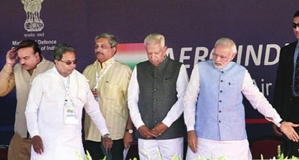 ಬೆಂಗಳೂರಿನ ಯಲಹಂಕ ವಾಯುನೆಲೆಯಲ್ಲಿ ಬುಧವಾರ ನಡೆದ ಏರೋ ಇಂಡಿಯಾ ಸಮಾರಂಭದ ಉದ್ಘಾಟನೆ ವೇಳೆ ಸಿಎಂ ಸಿದ್ದರಾಮಯ್ಯ ಅವರನ್ನು ಪಕ್ಕದ ಕುರ್ಚಿಗೆ ಆಹ್ವಾನಿಸುತ್ತಿರುವ ಪ್ರಧಾನಿ ನರೇಂದ್ರ ಮೋದಿ.