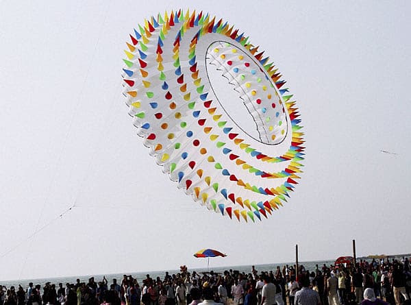 <b>ಬಾನಲ್ಲಿ ಗಾಳಿಪಟದ ಚಿತ್ತಾರ:</b> ಕೇರಳದ ಕಲ್ಲಿಕೋಟೆಯಲ್ಲಿ ಭಾನುವಾರ ನಡೆದ 'ದುಬೈ ಅಂತಾರಾಷ್ಟ್ರೀಯ ಗಾಳಿಪಟ ಉತ್ಸವ'ದ ವೇಳೆ ಬಾನಲ್ಲಿ ಚಿತ್ತಾರ ಮೂಡಿಸಿದ ಗಾಳಿಪಟವೊಂದನ್ನು ಕುತೂಹಲದಿಂದ ವೀಕ್ಷಿಸುತ್ತಿರುವ ಮಂದಿ.