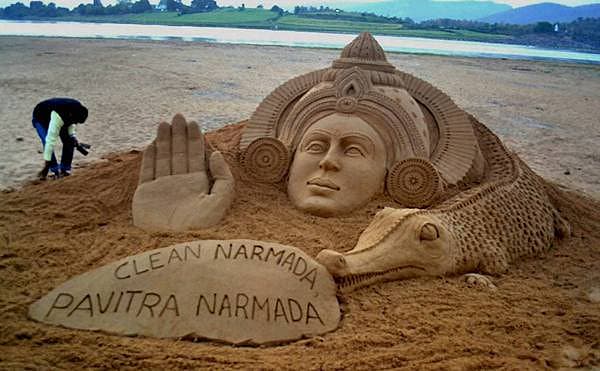 ಹೊಷಂಗಬಾದ್ನಲ್ಲಿ ಜೀಲ್ ಮಹೋತ್ಸವ ವೇಳೆ ಮರಳು ಕಲಾವಿದ ಸುದರ್ಶನ್ ಪಟ್ನಾಯಕ್ ಅವರು ರಚಿಸಿದ 'ಸ್ವಚ್ಛ ನರ್ಮದಾ, ಪವಿತ್ರ ನರ್ಮದಾ' ಎಂಬ ಸಂದೇಶವಿರುವ ಸುಂದರ ಕಲಾಕೃತಿ.