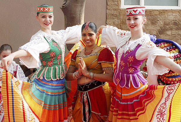 ಜನಪದ ಕಲಾವಿದರೊಂದಿಗೆ ವಿದೇಶಿ ಕಲಾವಿದರು.