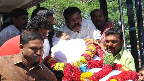 ರವಿ ಪ್ರಕರಣವನ್ನು ಸಿಬಿಐಗೆ ವಹಿಸಿ: ಸಿಎಂ ಸಿದ್ದುಗೆ ರಾಜನಾಥ್ ಸಿಂಗ್ ಸಲಹೆ