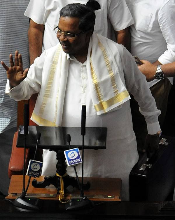 ಸ್ವಲ್ಪ ತಡಿರಲಾ...! ಬಜೆಟ್ ಮಂಡನೆಗೂ ಮುನ್ನ ಮುಖ್ಯಮಂತ್ರಿ ಸಿದ್ದರಾಮಯ್ಯ ಅವರು ತಮಗೆ ಶುಭಾಶಯ ಕೋರಿದ ಶಾಸಕರಿಗೆ ನಗುಮುಖದಲ್ಲೇ ಪ್ರತಿಕ್ರಿಯಿಸಿದ್ದು ಹೀಗೆ.