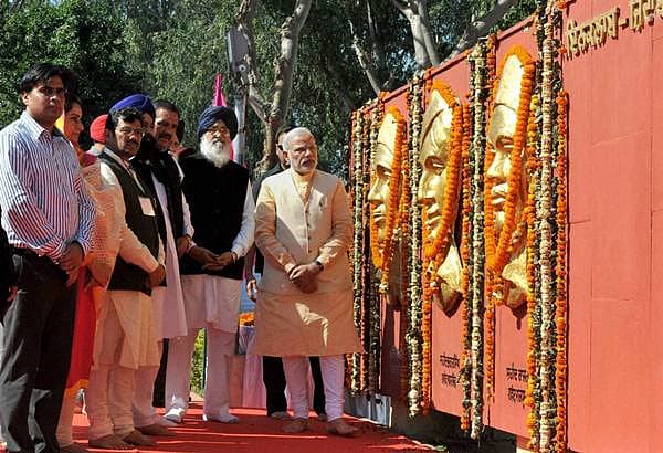<b>ಹುತಾತ್ಮರಿಗೆ ನಮನ... </b>ಹುತಾತ್ಮರ ದಿನವಾದ ಸೋಮವಾರ ಪಂಜಾಬ್ನ ಹುಸೇನಿವಾಲಾದಲ್ಲಿ ಪ್ರಧಾನಿ ನರೇಂದ್ರ ಮೋದಿ ಹಾಗೂ ಪಂಜಾಬ್ ಮುಖ್ಯಮಂತ್ರಿ ಪ್ರಕಾಶ್ ಸಿಂಗ್ ಬಾದಲ್ ಅವರು ಭಗತ್ ಸಿಂಗ್, ರಾಜ್ ಗುರ್ ಮತ್ತು ಸುಖದೇವ್ ಅವರ ಭಾವಚಿತ್ರಕ್ಕೆ ಗೌರವ ನಮನ ಸಲ್ಲಿಸಿದರು.