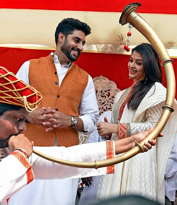 ಮುಂಬೈನಲ್ಲಿ ಶನಿವಾರ 'ಗುಡಿ ಪಡ್ವ' ಆಚರಣೆ ವೇಳೆ ಬಾಲಿವುಡ್ ನಟ ಅಭಿಷೇಕ್ ಬಚ್ಚನ್ ಹಾಗೂ ಪತ್ನಿ ಐಶ್ವರ್ಯ ರೈ ಬಚ್ಚನ್ ಕಾಣಿಸಿಕೊಂಡಿದ್ದು ಹೀಗೆ.