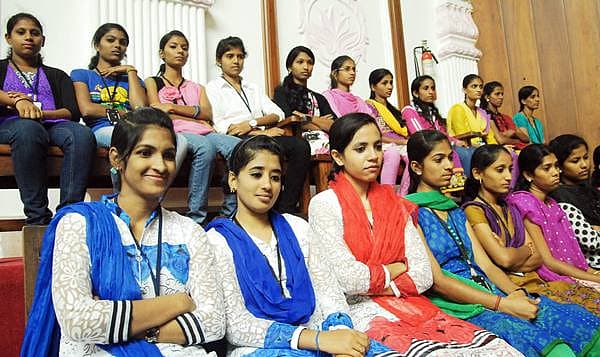 ವಿಧಾನಸೌಧದಲ್ಲಿ ಸೋಮವಾರ ಬಜೆಟ್ ಅಧಿವೇಶನದ ವೇಳೆ ಮಂಗಳೂರಿನ ಮಹಿಳಾ ಸರ್ಕಾರಿ ಪ್ರಥಮ ದರ್ಜೆ ಕಾಲೇಜಿನ ವಿದ್ಯಾರ್ಥಿನಿಯರು ವೀಕ್ಷಕ ಗ್ಯಾಲರಿಯಲ್ಲಿ ಕಾಣಿಸಿಕೊಂಡಿದ್ದು ಹೀಗೆ.