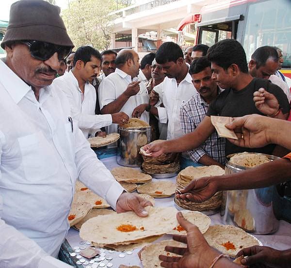 ಉತ್ತರ ಕರ್ನಾಟಕ ಅಭಿವೃದ್ಧಿಗೆ ಆಗ್ರಹಿಸಿ ಕನ್ನಡ ಚಳವಳಿ ಪಕ್ಷದ ವಾಟಾಳ್ ನಾಗರಾಜ್ ಅವರು ಬೆಂಗಳೂರಿನ ಕೆಂಪೇಗೌಡ ಬಸ್ ನಿಲ್ದಾಣದಲ್ಲಿ ಮಂಗಳವಾರ 1 ರುಪಾಯಿಗೆ ರೊಟ್ಟಿ ಮಾರುವ ಮೂಲಕ ಪ್ರತಿಭಟನೆ ನಡೆಸಿದರು.