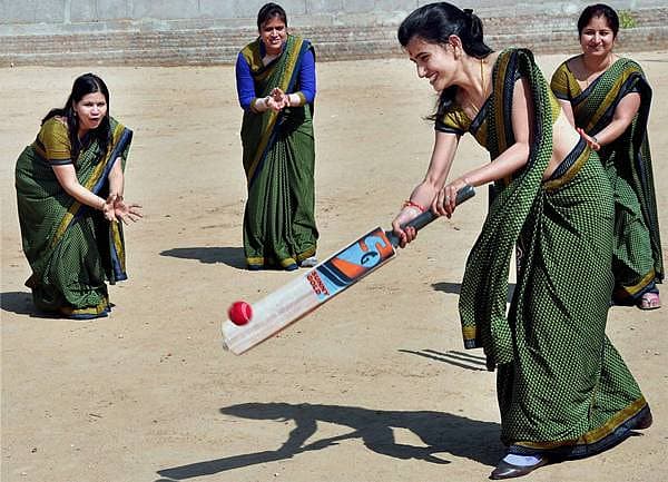 <b>ಬಿಕಾನೆರ ಬೆಡಗಿಯರ ಕ್ರಿಕೆಟ್ ಆಟ...</b> ರಾಜಸ್ಥಾನದ ಬಿಕಾನೆರದಲ್ಲಿ ಗುರುವಾರ ಮಹಿಳೆಯರು ಕ್ರಿಕೆಟ್ ಆಟವಾಡಿದ್ದು ಹೀಗೆ...