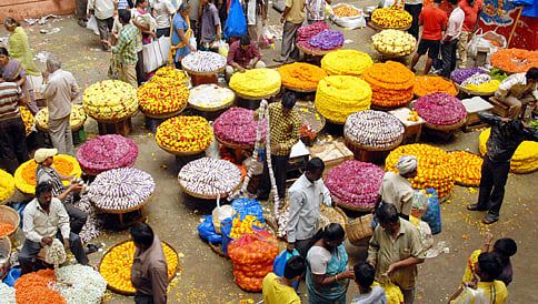 ಹಬ್ಬದ ಸಂಭ್ರಮಕ್ಕೆ ಬೆಲೆ ಬಿಸಿ