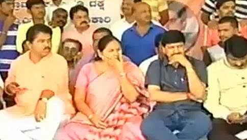 ರವಿ ಪ್ರಕರಣ: ಸಿಬಿಐಗೆ ವಹಿಸಲು ಆಗ್ರಹಿಸಿ ಧರಣಿ ಕೈಗೊಂಡ ಬಿಜೆಪಿ