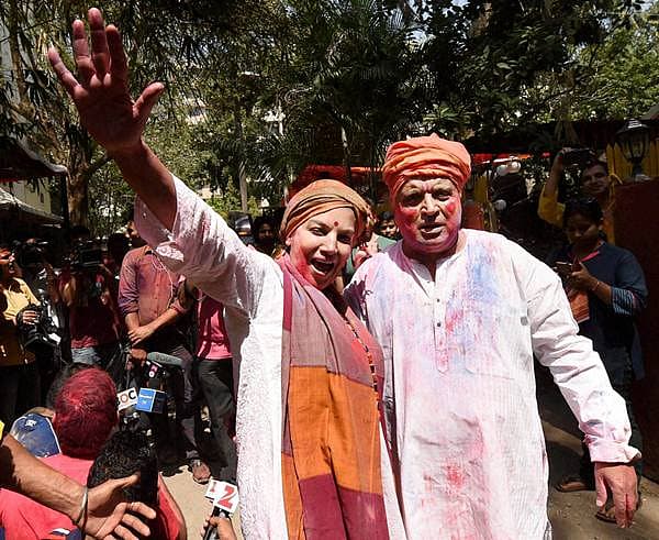 ಬಾಲಿವುಡ್ ನಟಿ ಶಬನಾ ಅಝ್ಮಿ ತಮ್ಮ ಪತಿಯೊಂದಿಗೆ ಹೇಳಿ ಆಚರಿಸಿದ್ದು ಹೀಗೆ.
