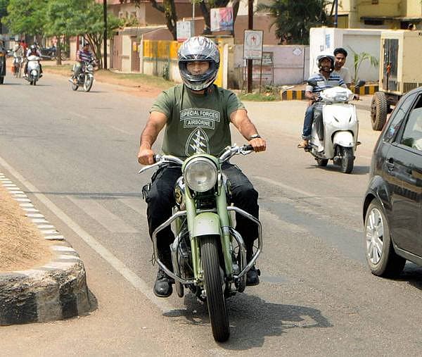 <b>ಧೋನಿ ಬಂದ ದಾರಿ ಬಿಡಿ...</b> ಟೀಂ ಇಂಡಿಯಾ ನಾಯಕ ಮಹೇಂದ್ರ ಸಿಂಗ್ ಧೋನಿ ಅವರು ಸೋಮವಾರ ರಾಂಚಿ ರಸ್ತೆಯಲ್ಲಿ ಬುಲೆಟ್ ಸವಾರಿ ಮಾಡಿದ್ದು ಹೀಗೆ.