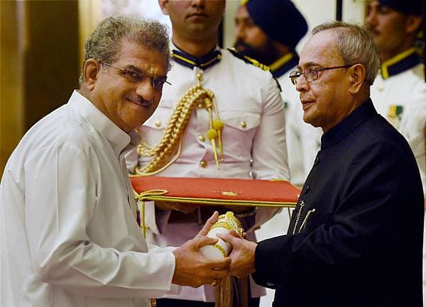 ಬುಧವಾರ ದೆಹಲಿಯ ರಾಷ್ಟ್ರಪತಿ ಭವನದಲ್ಲಿ ನಡೆದ ಪದ್ಮ ಪ್ರಶಸ್ತಿ ಪ್ರದಾನ ಸಮಾರಂಭದಲ್ಲಿ ಧರ್ಮಸ್ಥಳದ ಧರ್ಮಾಧಿಕಾರಿ ಡಾ.ವಿರೇಂದ್ರ ಹೆಗ್ಗಡೆ ಅವರಿಗೆ ರಾಷ್ಟ್ರಪತಿ ಪ್ರಣಬ್ ಮುಖರ್ಜಿ ಅವರು ಪದ್ಮವಿಭೂಷಣ ಪ್ರಶಸ್ತಿ ನೀಡಿ ಗೌರವಿಸಿದರು.<br>