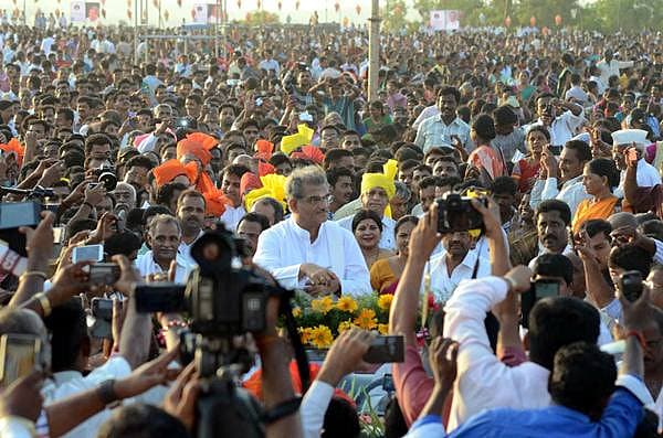 ಧರ್ಮಸ್ಥಳದ ಧರ್ಮಾಧಿಕಾರಿ, ಪದ್ಮ ವಿಭೂಷಣ ವೀರೇಂದ್ರ ಹೆಗ್ಗಡೆ ಅವರಿಗೆ ಭಾನುವಾರ ಮೂಡುಬಿದಿರೆಯಲ್ಲಿ ಪೌರಾಭಿನಂದನೆ ಸಲ್ಲಿಸಲಾಯಿತು. ಸನ್ಮಾನಕ್ಕೂ ಮುನ್ನ ಮೂಡುಬಿದಿರೆಯಲ್ಲಿ ಅವರ ಭವ್ಯ ಮೆರವಣಿಗೆ ನಡೆಸಲಾಯಿತು. ಅಭಿಮಾನಿಗಳ ನಡುವೆ ಹೆಗ್ಗಡೆ ಅವರು ಕಂಡದ್ದು ಹೀಗೆ...