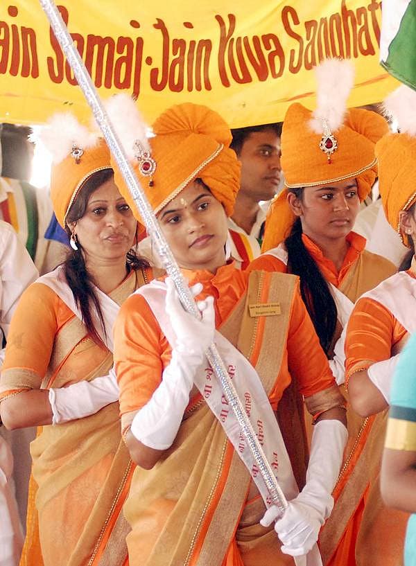 <b>ಜೈ ಮಹಾವೀರ:</b> ಮಹಾವೀರ ಜಯಂತಿ ಅಂಗವಾಗಿ ಬೆಂಗಳೂರಿನ ಫ್ರೀಡಂ ಪಾರ್ಕ್ನಲ್ಲಿ ಗುರುವಾರ ನಡೆದ ಕಾರ್ಯಕ್ರಮದಲ್ಲಿ ಪಾಲ್ಗೊಂಡಿದ್ದ ಜೈನ ಸಮುದಾಯದ ತರುಣಿಯರು.