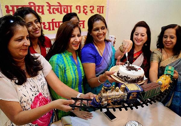 <b>ರೈಲು ದಿನ: </b>ಭಾರತದಲ್ಲಿ ರೈಲು ಯಾನ ಆರಂಭವಾಗಿ 162 ವರ್ಷಗಳು ಕಳೆದ ಹಿನ್ನೆಲೆಯಲ್ಲಿ ಥಾಣೆ ರೈಲು ನಿಲ್ದಾಣದಲ್ಲಿ ಪ್ರಯಾಣಿಕರು ರೈಲಿನ ಆಕಾರದ ಕೇಕ್ ಕತ್ತರಿಸಿ ಸಂಭ್ರಮಿಸಿದರು. 1853ರಲ್ಲಿ ಬಾಂಬೆಯಿಂದ ಥಾಣೆಯವರೆಗೆ ಮೊದಲ ಬಾರಿಗೆ ದೇಶದಲ್ಲಿ ರೈಲು ಸಂಚಾರ ಆರಂಭಿಸಿತ್ತು.