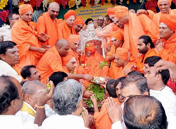 <b>ಶತಾಯುಷಿ ಸಂತಗೆ ಕೋಟಿ ನಮನ:</b> 108ನೇ ವರ್ಷಕ್ಕೆ ಪಾದಾರ್ಪಣೆ ಮಾಡಿದ ಸಿದ್ಧಗಂಗಾ ಶ್ರೀ ಶಿವಕುಮಾರ ಸ್ವಾಮೀಜಿಗೆ ನಾನಾ ಮಠಾಧೀಶರು ಪಾದಪೂಜೆ ನೆರವೇರಿಸಿ ಭಕ್ತಿ ಸಮರ್ಪಿಸಿದರು.