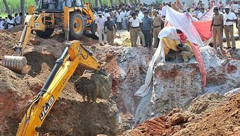 ಕೊಳವೆ ಬಾವಿಗೆ ಬಿದ್ದಿದ್ದ ಮಗು ಜಿವಂತ ರಕ್ಷಣೆ: ಚಿಕಿತ್ಸೆ ಫಲಿಸದೆ ಸಾವು
