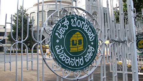 ಮುಗಿಯದ ಮೂರಾಬಟ್ಟೆ ವ್ಯವಹಾರ