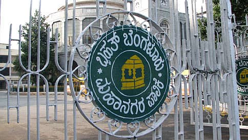 ಮುಗಿಯದ ಮೂರಾಬಟ್ಟೆ ವ್ಯವಹಾರ