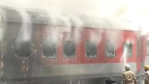 ರಾಜಧಾನಿ ಎಕ್ಸ್ ಪ್ರೆಸ್ ರೈಲಿನಲ್ಲಿ ಅಗ್ನಿ ಅವಘಡ, 6 ಬೋಗಿಗಳು ಭಸ್ಮ