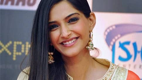 ಸ್ತನ ಕ್ಯಾನ್ಸರ್ ಅರಿಮೆಗೆ ಕೈಜೋಡಿಸಿದ ಸೋನಮ್