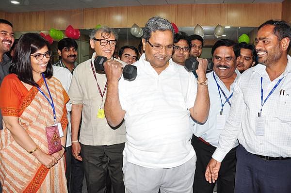 ನವದೆಹಲಿಯ ಕರ್ನಾಟಕ ಭವನದಲ್ಲಿ ನಿರ್ಮಿಸಿರುವ ಜಿಮ್ ಕೊಠಡಿಯನ್ನು ಮುಖ್ಯಮಂತ್ರಿ ಸಿದ್ದರಾಮಯ್ಯ ಅವರು ಶುಕ್ರವಾರ ಡಂಬಲ್ಸ್ ಎತ್ತುವ ಮೂಲಕ ಉದ್ಘಾಟಿಸಿದರು. ಸಿಎಂ ಹೆಚ್ಚುವರಿ ಮುಖ್ಯ ಕಾರ್ಯದರ್ಶಿ ಡಿ.ನರಸಿಂಹರಾಜು, ಸ್ಥಾನಿಕ ಆಯುಕ್ತೆ ವಂದನಾ ಗುರ್ನಾನಿ ಇದ್ದರು.