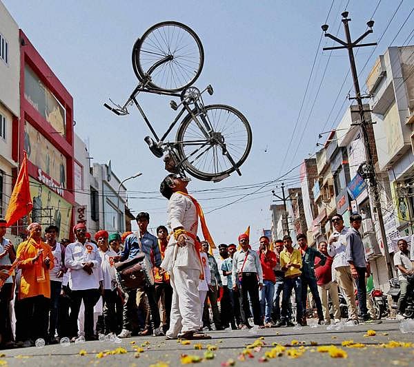 <b>ಭಲೇ ಸ್ಟಂಟ್: </b>ರಾಜಸ್ಥಾನದ ಉದಯಪುರದಲ್ಲಿ ಮಹಾರಾಣಾ ಪ್ರತಾಪ್ ಅವರ 475ನೇ ಜಯಂತಿ ಅಂಗವಾಗಿ ವ್ಯಕ್ತಿಯೊಬ್ಬ ಸೈಕಲ್‌ನಲ್ಲಿ ಕಸರತ್ತು ನಡೆಸಿದ್ದು ಹೀಗೆ.