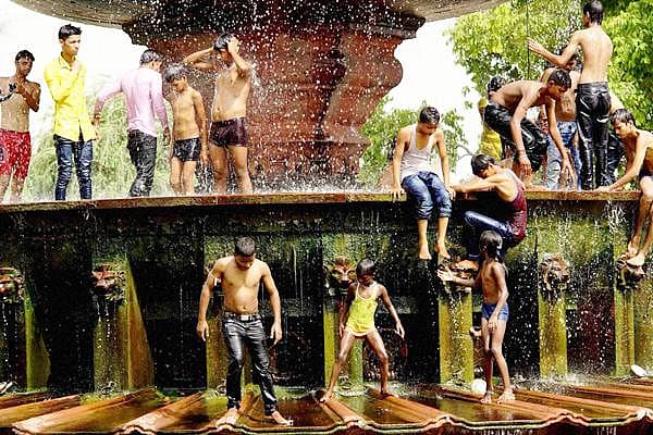 <b>ಸುಡು ಬಿಸಿಲಿಗೆ ತಣ್ಣೀರ ಸ್ನಾನ...</b> ಬಿಸಿ ಗಾಳಿ ಭಾನುವಾರ ದೆಹಲಿ ಸೇರಿದಂತೆ ದೇಶದ ನಾನಾ ಭಾಗಗಳಿಗೆ ವ್ಯಾಪಿಸಿದೆ. ಆಂಧ್ರಪ್ರದೇಶ ಮತ್ತು ತೆಲಂಗಾಂಣದಲ್ಲಿ ಬಿಸಿಲಿನ ತೀವ್ರತೆ ಮುಂದುವರಿದಿದ್ದು, ಮೃತರ ಸಂಖ್ಯೆ 432ಕ್ಕೇರಿದೆ. ದೆಹಲಿಯ ಇಂಡಿಯಾಗೇಟ್‌ನಲ್ಲಿ ಬಿಸಿ ತಾಳಲಾರದೆ ಕಾರಂಜಿಯಲ್ಲಿ ಸ್ನಾನ ಮಾಡುತ್ತಿರ