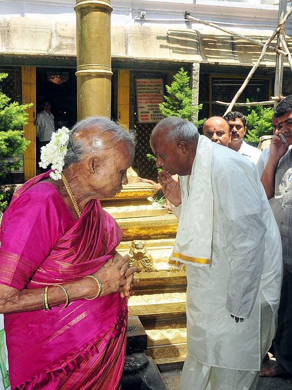 <b>83ನೇ ವಸಂತಕ್ಕೆ ಕಾಲಿಟ್ಟ ದೇವೇಗೌಡರು:</b> ಸೋಮವಾರ 83ನೇ ಹುಟ್ಟುಹಬ್ಬ ಆಚರಿಸಿಕೊಂಡ ಮಾಜಿ ಪ್ರಧಾನಿ ಎಚ್.ಡಿ.ದೇವೇಗೌಡ ಅವರು ಪತ್ನಿ ಚೆನ್ನಮ್ಮ ಅವರೊಂದಿಗೆ ಕೋಟೆ ವೆಂಕಟರಮಣ ದೇವಸ್ಥಾನಕ್ಕೆ ತೆರಳಿ ವಿಶೇಷ ಪೂಜೆ ಸಲ್ಲಿಸಿದರು.