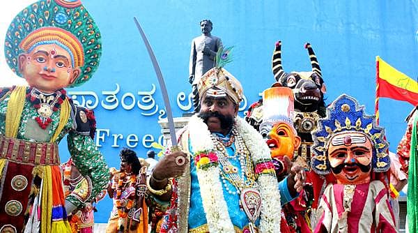 ಮಂಗಳವಾರ ನಡೆದ ಬೆಂಗಳೂರಿನ ನಗರ ಜಿಲ್ಲಾ 9ನೇ ಕನ್ನಡ ಸಾಹಿತ್ಯ ಸಮ್ಮೇಳನದ ಮೆರವಣಿಗೆಯಲ್ಲಿ ಜಾನಪದ ಕಲಾ ತಂಡಗಳು ಭಾಗವಹಿಸಿದ್ದವು.