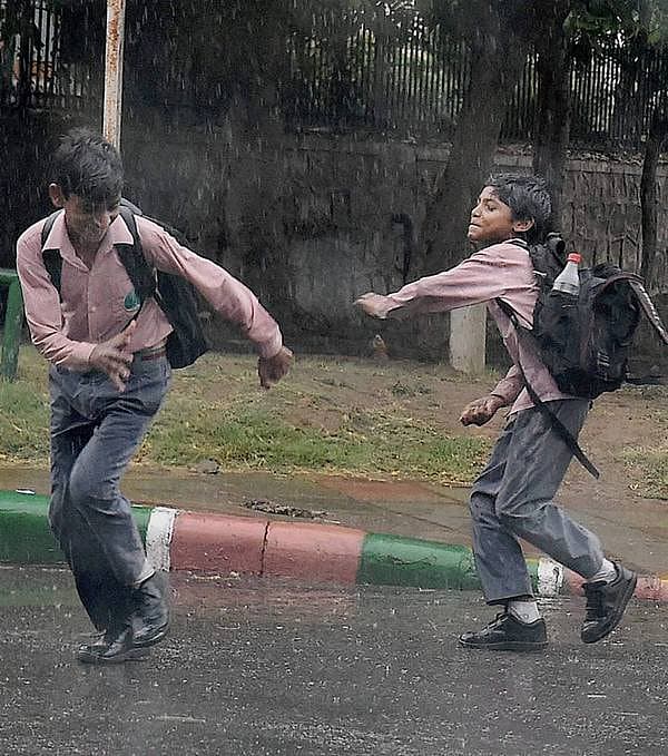 <b>ಮಳೆಯಲ್ಲಿ ಆಟವೋ ಆಟ:</b> ರಾಷ್ಟ್ರರಾಜಧಾನಿ ದೆಹಲಿಯಲ್ಲಿ ಬುಧವಾರ ಭಾರಿ ಮಳೆ ಸುರಿದಿದ್ದು, ಶಾಲೆಯಿಂದ ವಾಪಸಾಗುತ್ತಿದ್ದ ವಿದ್ಯಾರ್ಥಿಗಳು ಸುರಿವ ಮಳೆಯಲ್ಲೇ ಆಟವಾಡುತ್ತ ಮೈಮರೆತಿದ್ದು ಹೀಗೆ.