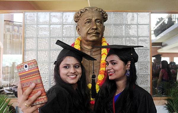 <b>ಸೆಲ್ಫಿ ಸಮಯ: </b>ಸೋಮವಾರ ಬೆಂಗಳೂರು ಇನ್‌ಸ್ಟಿಟ್ಟೂಟ್ ಆಫ್ ಟೆಕ್ನಾಲಜಿಯಲ್ಲಿ ನಡೆದ ಪದವಿ ಸ್ವೀಕಾರ ಸಮಾರಂಭದ ವೇಳೆ ವಿದ್ಯಾರ್ಥಿನಿಯರು ಕುವೆಂಪು ಪ್ರತಿಮೆ ಎದುರು ಸೆಲ್ಫಿ ತೆಗೆದುಕೊಳ್ಳುತ್ತಿರುವುದು.