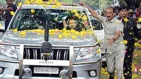 ರಾಜ್ಯಪಾಲರನ್ನು ಭೇಟಿ ಮಾಡಿದ ಜಯಾ, ಸರ್ಕಾರ ರಚನೆಯ ಹಕ್ಕು ಮಂಡನೆ