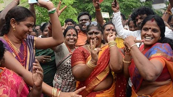 ಎಐಎಡಿಎಂಕೆ ಪಕ್ಷದ ಮಹಿಳಾ ಕಾರ್ಯಕರ್ತರ ಸಂಭ್ರಮ <br>