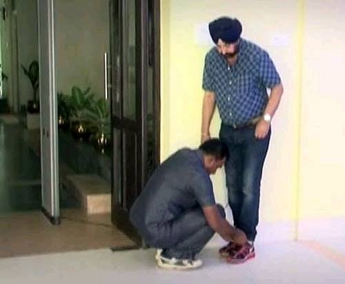 ಪೊಲೀಸ್ ಪೇದೆಯಿಂದ ಶೂ ಲೇಸ್ ಕಟ್ಟಿಸಿಕೊಂಡ ಪಶ್ಚಿಮ ಬಂಗಾಳ ಸಚಿವ!