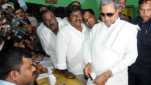 ಗುರುತಿನ ಚೀಟಿ ತೋರಿಸದೆ ಮತದಾನ ಮಾಡಿದ ಮುಖ್ಯಮಂತ್ರಿ ಸಿದ್ದರಾಮಯ್ಯ