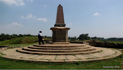 ಕನ್ನಡ ನಾಡಿನ ದ್ವೀಪದಲ್ಲಿ ಒಂದು ಯುದ್ಧ ಸ್ಮಾರಕ