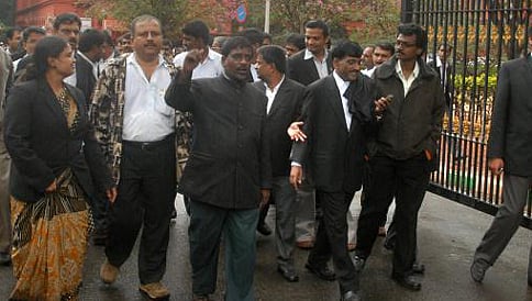 ಕೋರ್ಟ್ ಕಲಾಪದಿಂದ ಹೊರಗುಳಿದು ಪ್ರತಿಭಟನೆ
