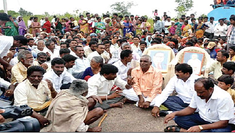 ಸಚಿವರ ವಿರುದ್ಧ ಗ್ರಾಮಸ್ಥರು ಗರಂ
