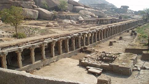 ನೆಲಕ್ಕುರುಳಿದ ಹಂಪಿಯ ಎರಡು ಸಾಲು ಮಂಟಪ