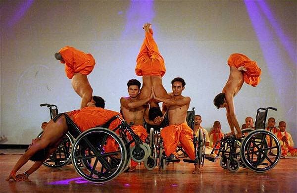ಅಂತಾರಾಷ್ಟ್ರೀಯ ಯೋಗ ದಿನದ ಅಂಗವಾಗಿ ದೆಹಲಿಯಲ್ಲಿ ಅಂಗವಿಕಲರು ವೀಲ್ಚೇರ್ನೊಂದಿಗೆ ಯೋಗ ಪ್ರದರ್ಶಿಸಿದ್ದು ಹೀಗೆ.<br>