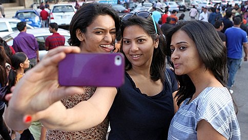 ಸೆಲ್ಫೀಗೆ ಬಿದ್ದು ಮುಖ ಬದಲಾಯಿಸಿಕೊಂಡ್ರು!
